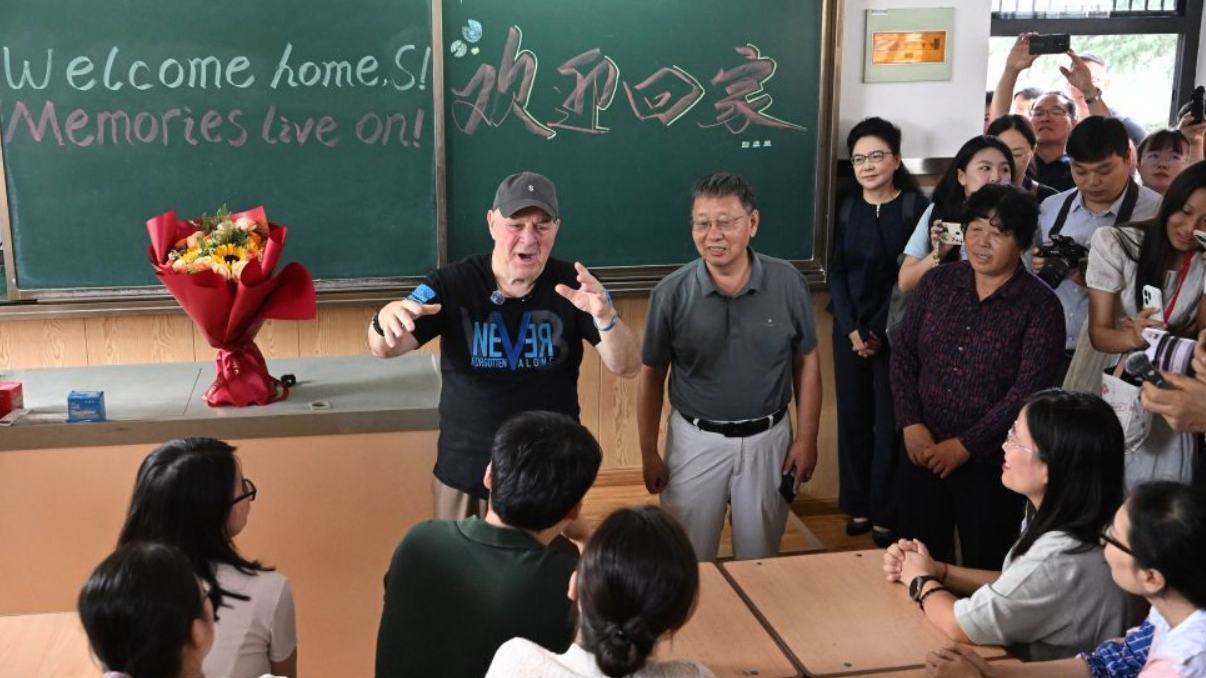 Retired U.S. teacher revisits school in China's Luoyang