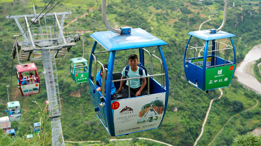 Cliff elevator, cable car system benefit commuting students in SW China's Yunnan