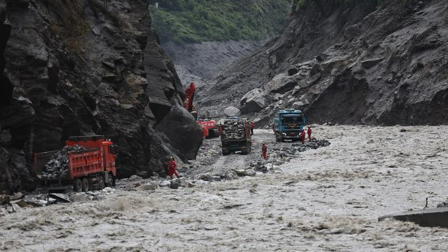 Rescuers race to reopen highway to mudslide-hit border port in Xizang