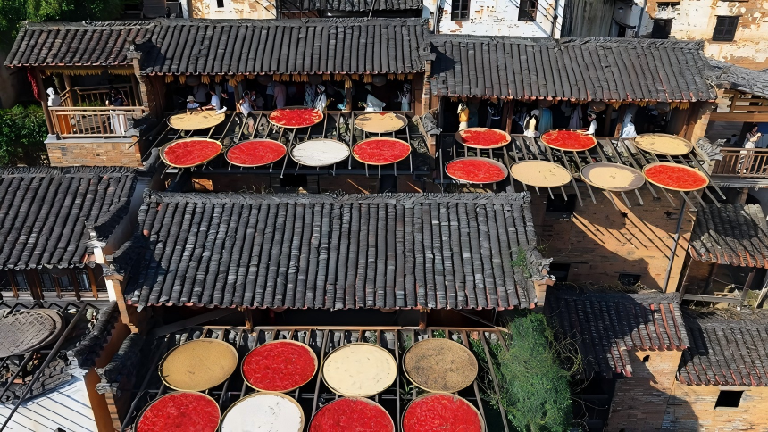 Traditional autumn harvest display attracts tourists to village in E China's Jiangxi