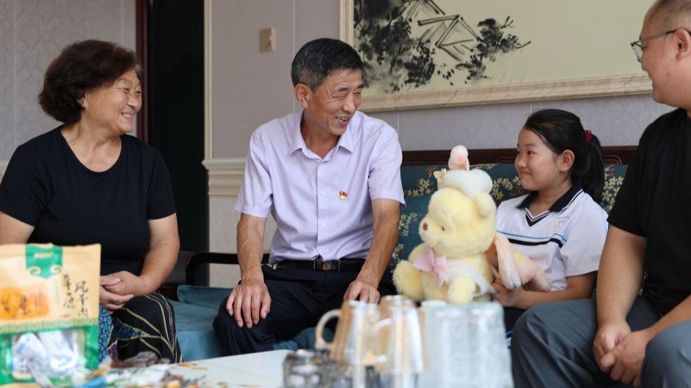 Veteran principal devotes decades to rural education in Tianjin