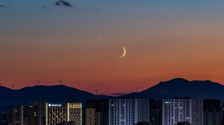 Moon meets Venus in the night sky