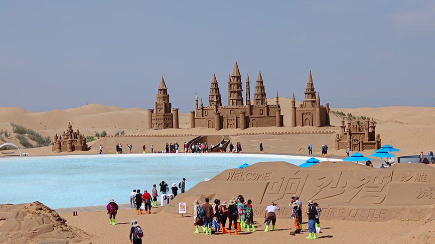 Autumn charm draws tourists to scenic areas in Kubuqi Desert, N China's Inner Mongolia