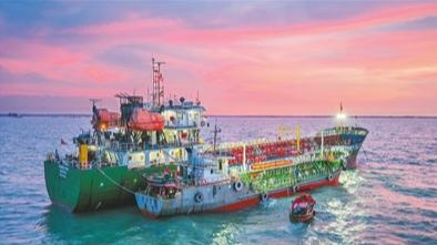 'Floating gas station' draws more ships to Yangpu Port in S China's Hainan