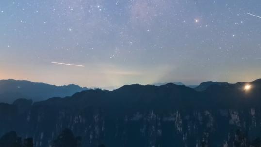 Timelapse: starry sky over Zhangjiajie's quartz sandstone pillars