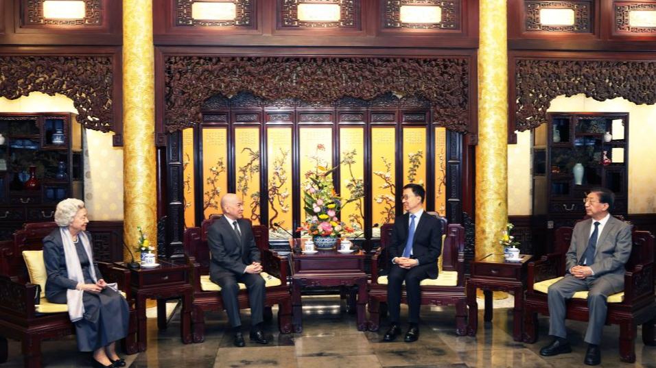Chinese vice president meets Cambodian king, queen mother