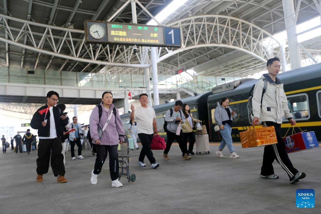 China's transportation network sees travel peak on first day of National Day holiday