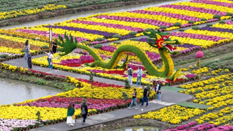 People across China enjoy their National Day holiday