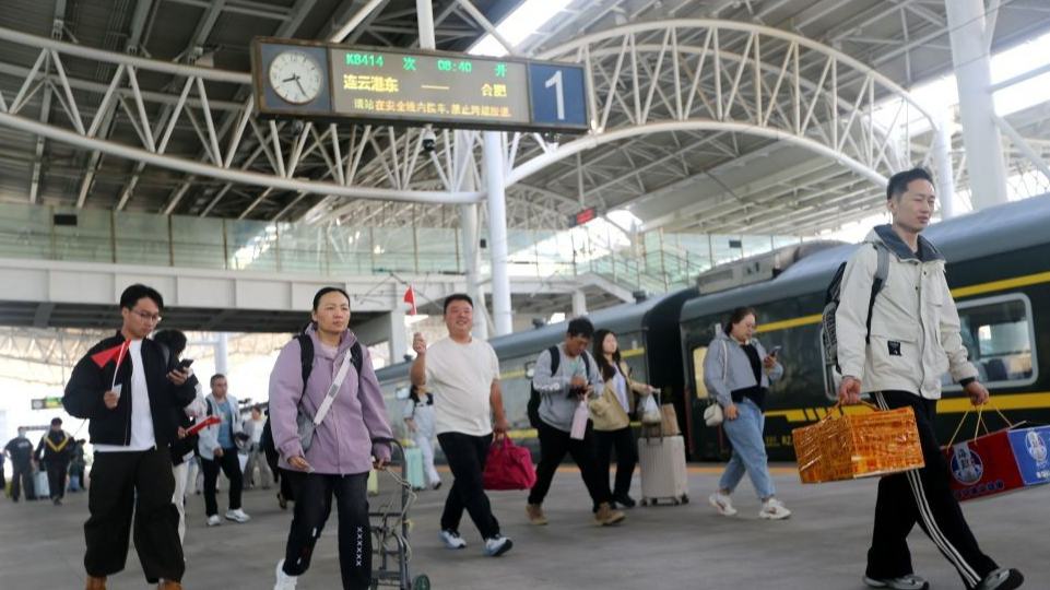 China's transportation network sees travel peak on first day of National Day holiday