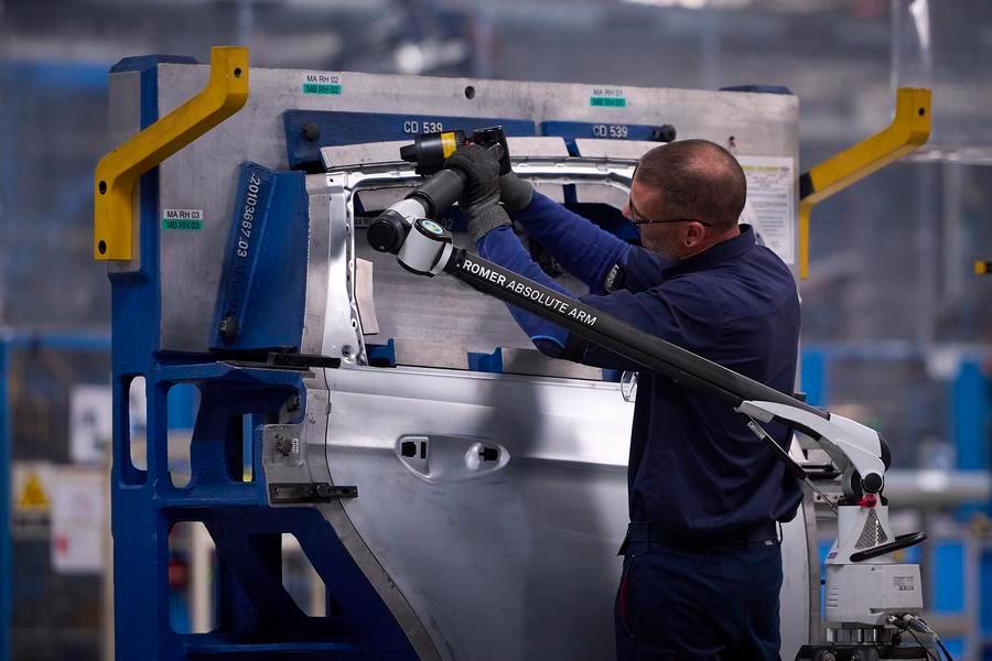 An employee work in a Ford factory in Valencia, Spain, July 23, 2026. Geely Automobile Holdings and Ford Motor Company on Thursday announced a deal to produce new energy vehicles for the European market at Ford's manufacturing plant in Valencia, Spain. (Photo by Pablo Morano/Xinhua)