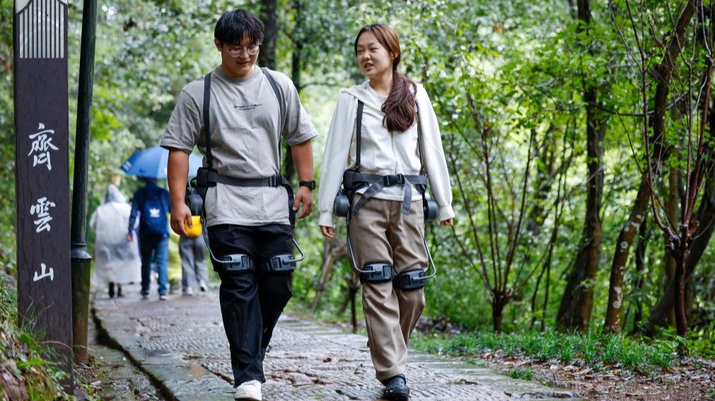 Exoskeletons power new hiking experience in scenic areas in E China's Anhui