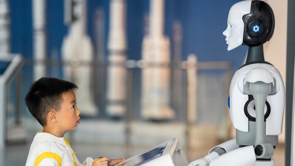 Advanced technologies deliver dazzling experiences at tourist destinations across China