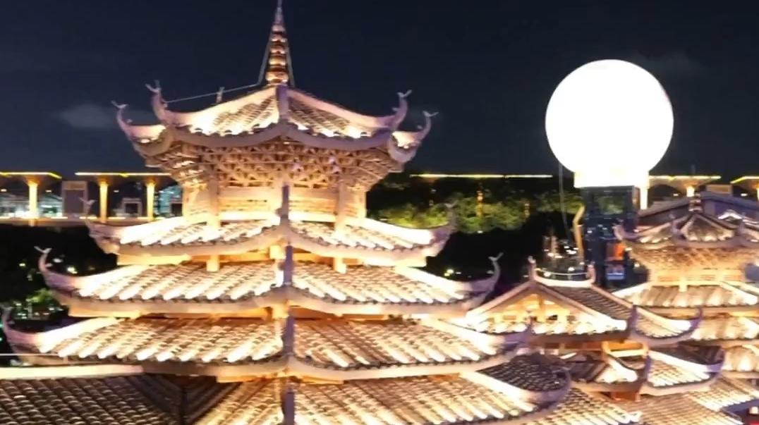 Lantern-lit nightscape at Min'ge Lake draws visitors in S China's Guangxi