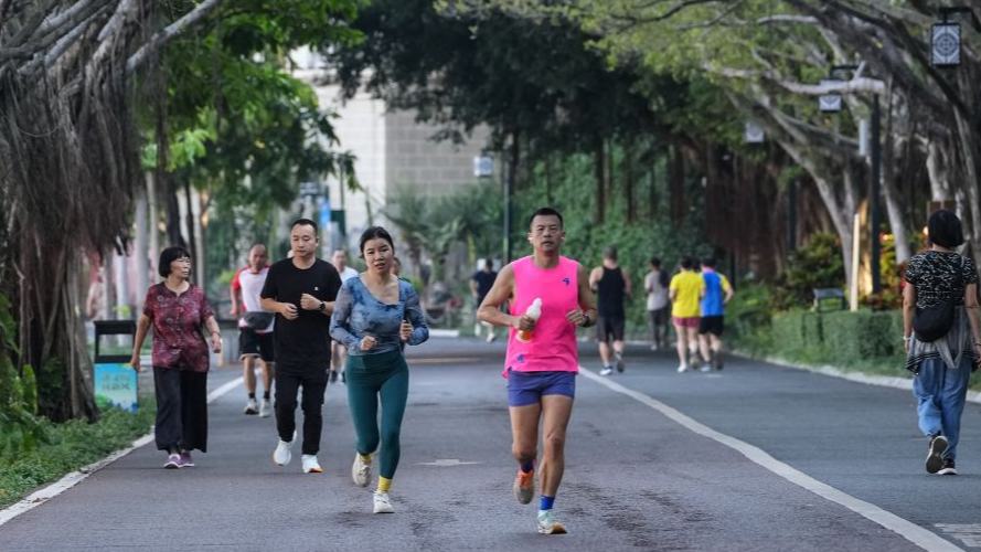 Citizens enjoy outdoor exercises at Nanhu Park in Nanning, China's Guangxi