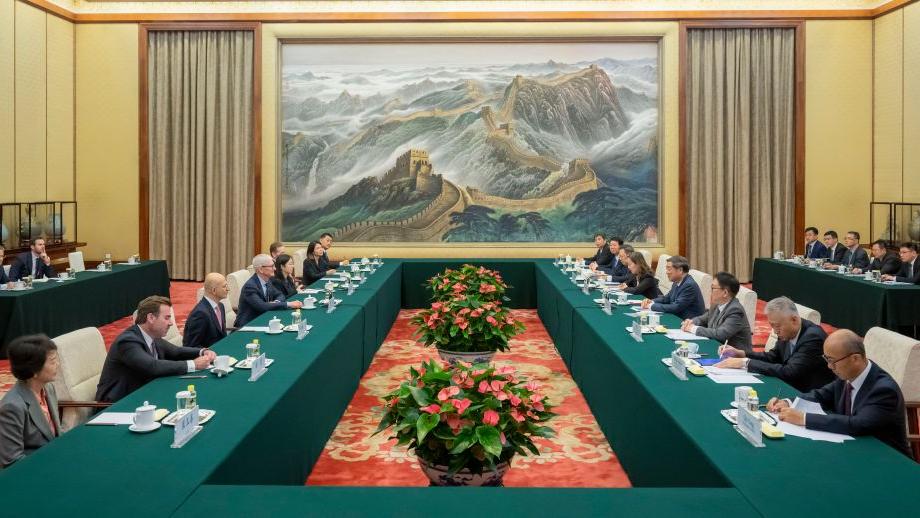 Chinese Vice Premier He Lifeng meets with Apple Executive Chairman Tim Cook