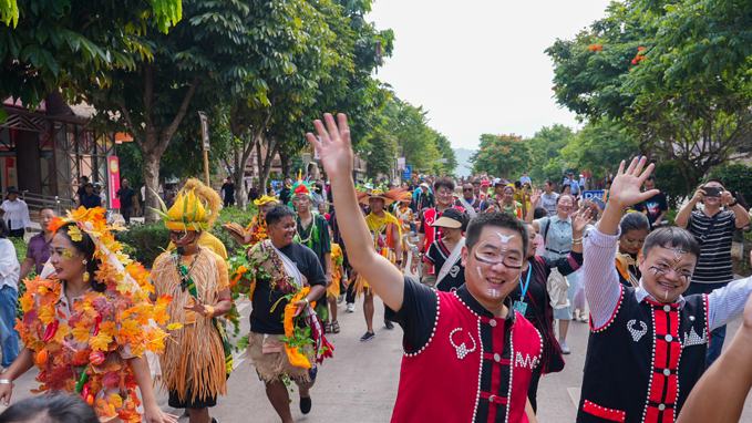 Parade held in SW China's Yunnan to celebrate harvest