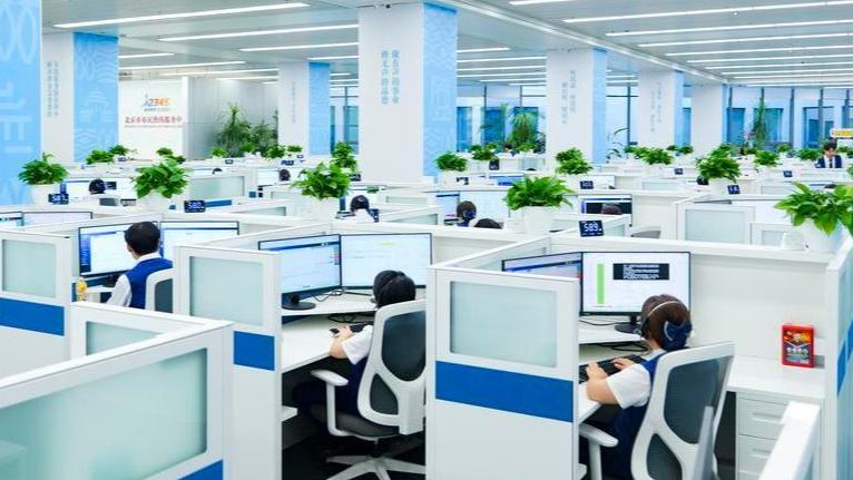 "China Hotline" helps foreigners plug into people-centered governance