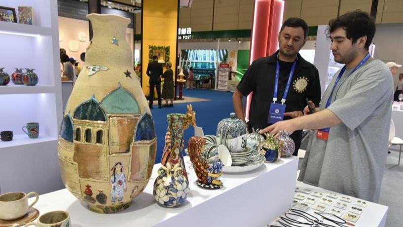 Chinese, international buyers gather at ceramic expo in China's "porcelain capital"