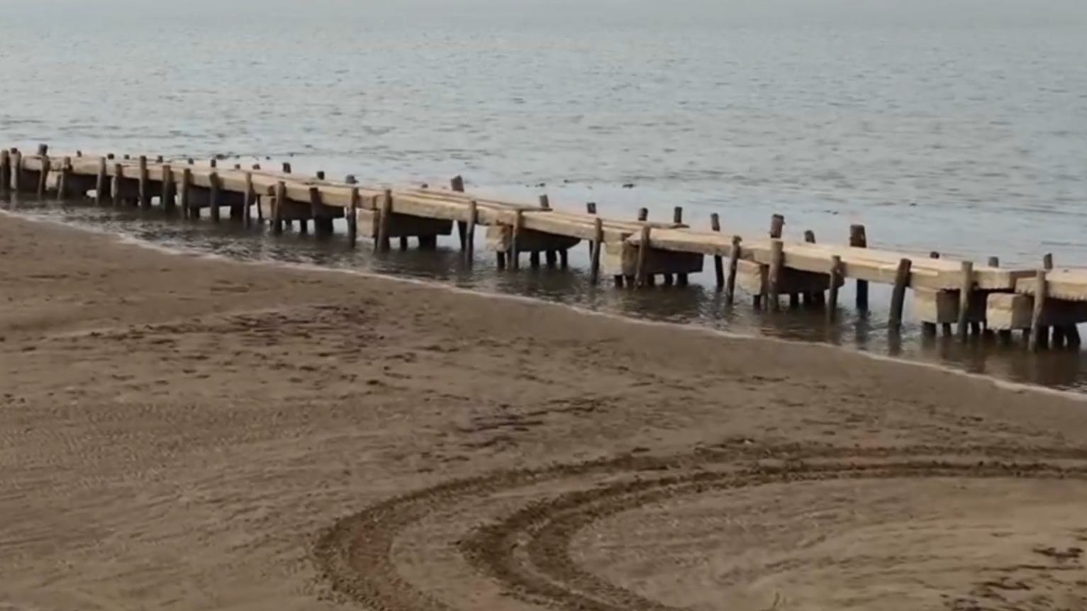 Centuries-old bridge reemerges from Poyang Lake