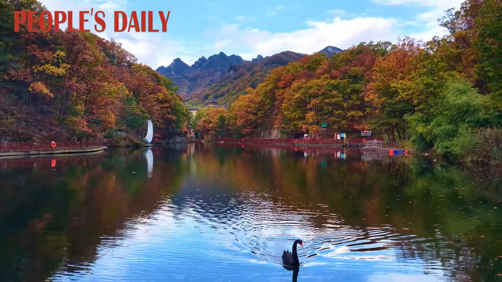 Autumn hues paint Baiyun Mountain in central China's Henan