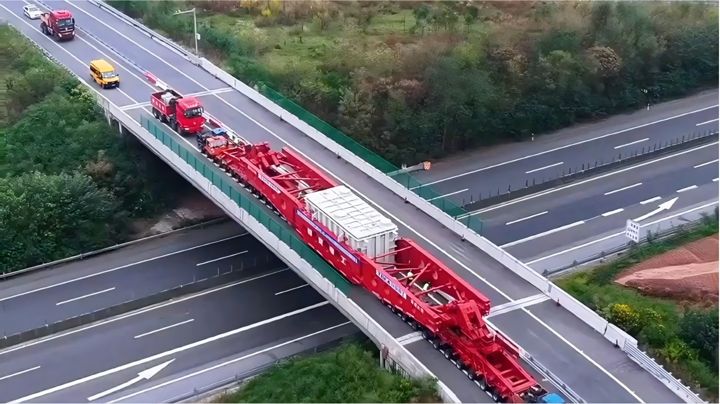 Massive transformer hauled from Hengyang to Chenzhou in central China's Hunan