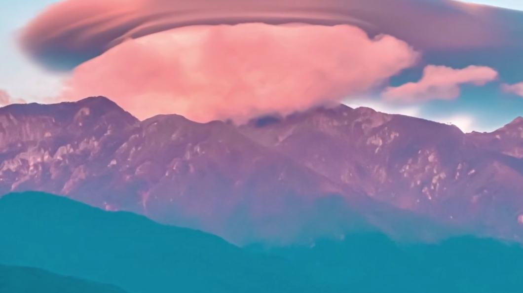 UFO-shaped cloud drifts over Cangshan Mountain in Yunnan