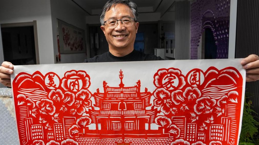 Inheritor of Huining paper-cutting uses traditional art form to tell stories of Long March