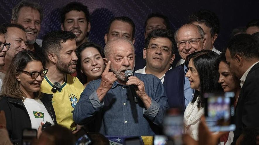 Lula calls Flavio Bolsonaro's departure from Brazil "shameful"