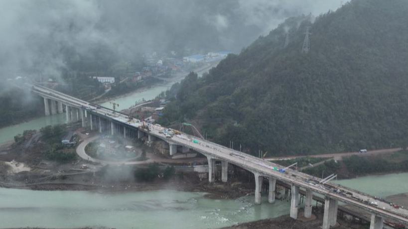 No. 2 six-track grand bridge at Fankuai Station of Xi'an-Chongqing high-speed railway successfully closed