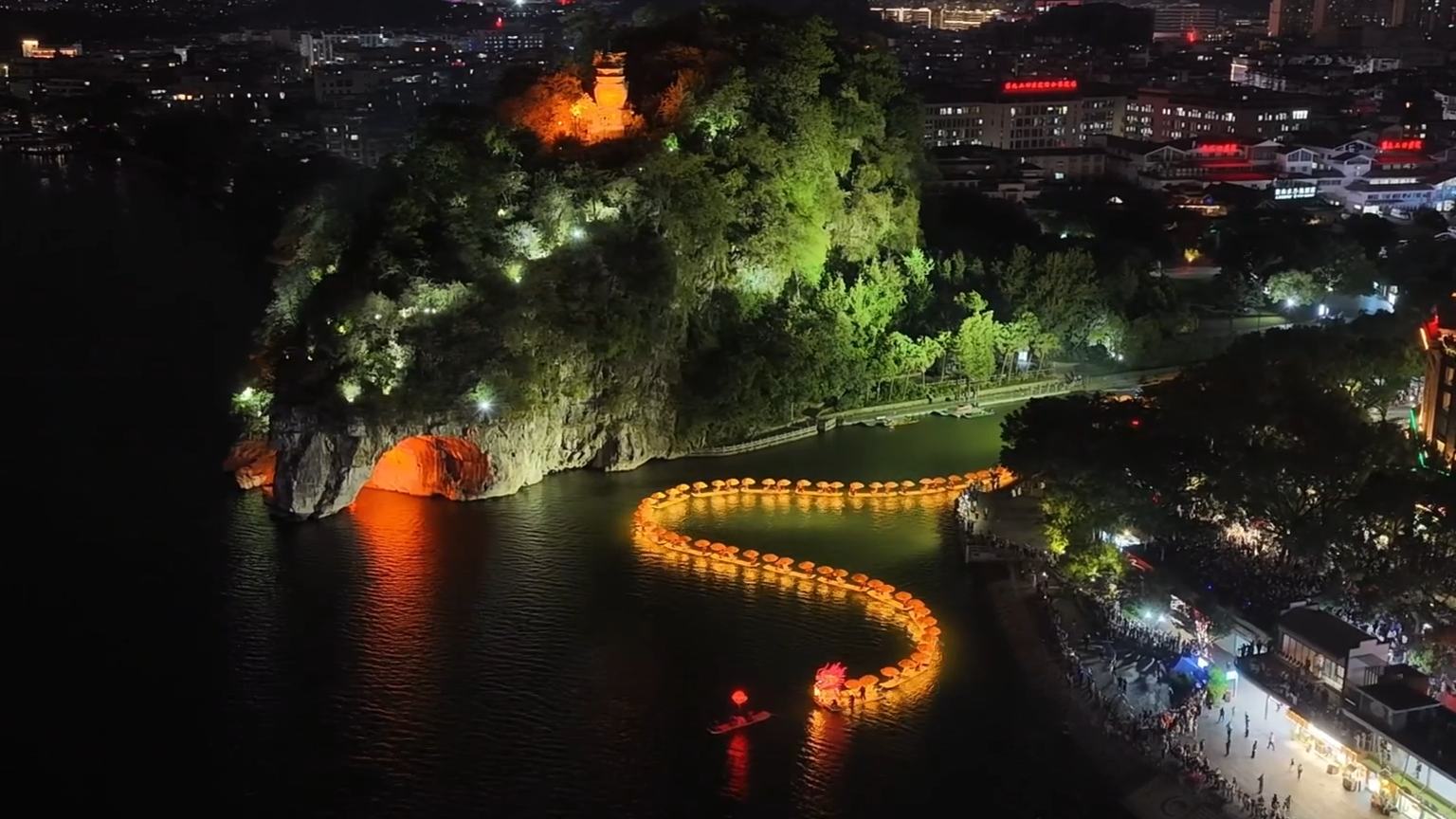 46 bamboo rafts form "golden dragon" on Lijiang River