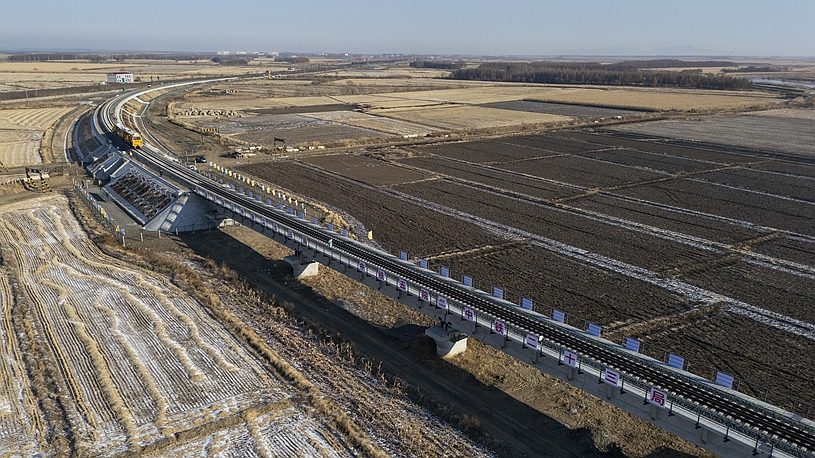 Tongjiang grand bridge completes track laying in China's Heilongjiang