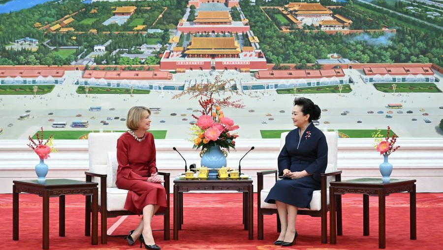 Peng Liyuan chats over tea with wife of German president
