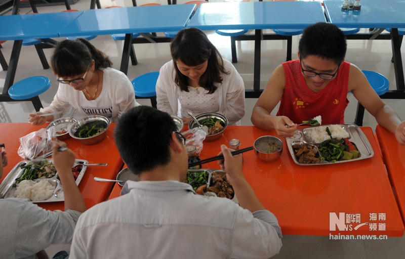 Li Daning and his friends have lunch in a cafeteria. (Xinhua/Yu Tao)