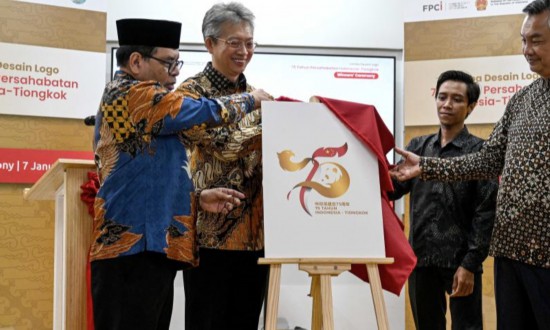 Diplomats from Indonesia and China unveil a logo to commemorate the 75th anniversary of the establishment of diplomatic relations between the two nations in Jakarta, Indonesia, Jan. 7, 2025. The logo was created by an Indonesian youth who won a design competition organized by the Chinese Embassy in Jakarta, the Indonesian Embassy in Beijing, and the Foreign Policy Community of Indonesia (FPCI). Photo:Xinhua