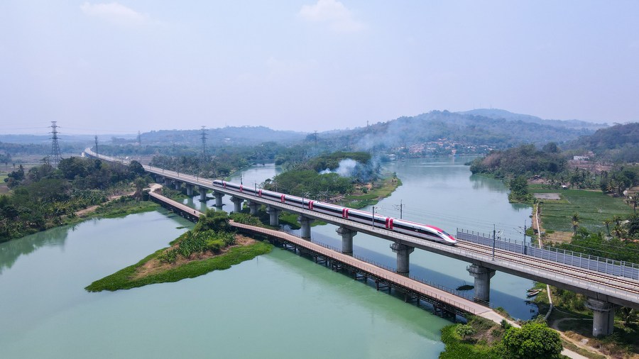 Jalur kereta api buatan Tiongkok memberdayakan penduduk setempat untuk “menangkap ikan sendiri”.