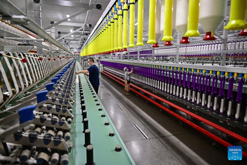 An employee of a smart spinning enterprise works on a fully automatic roving production line in Jimo District of Qingdao City, east China's Shandong Province, on March 25, 2025. Jimo District of Qingdao City has continuously guided private enterprises to increase R&D and investment in new technologies, new equipment and new processing technology in recent years. (Photo: Xinhua)