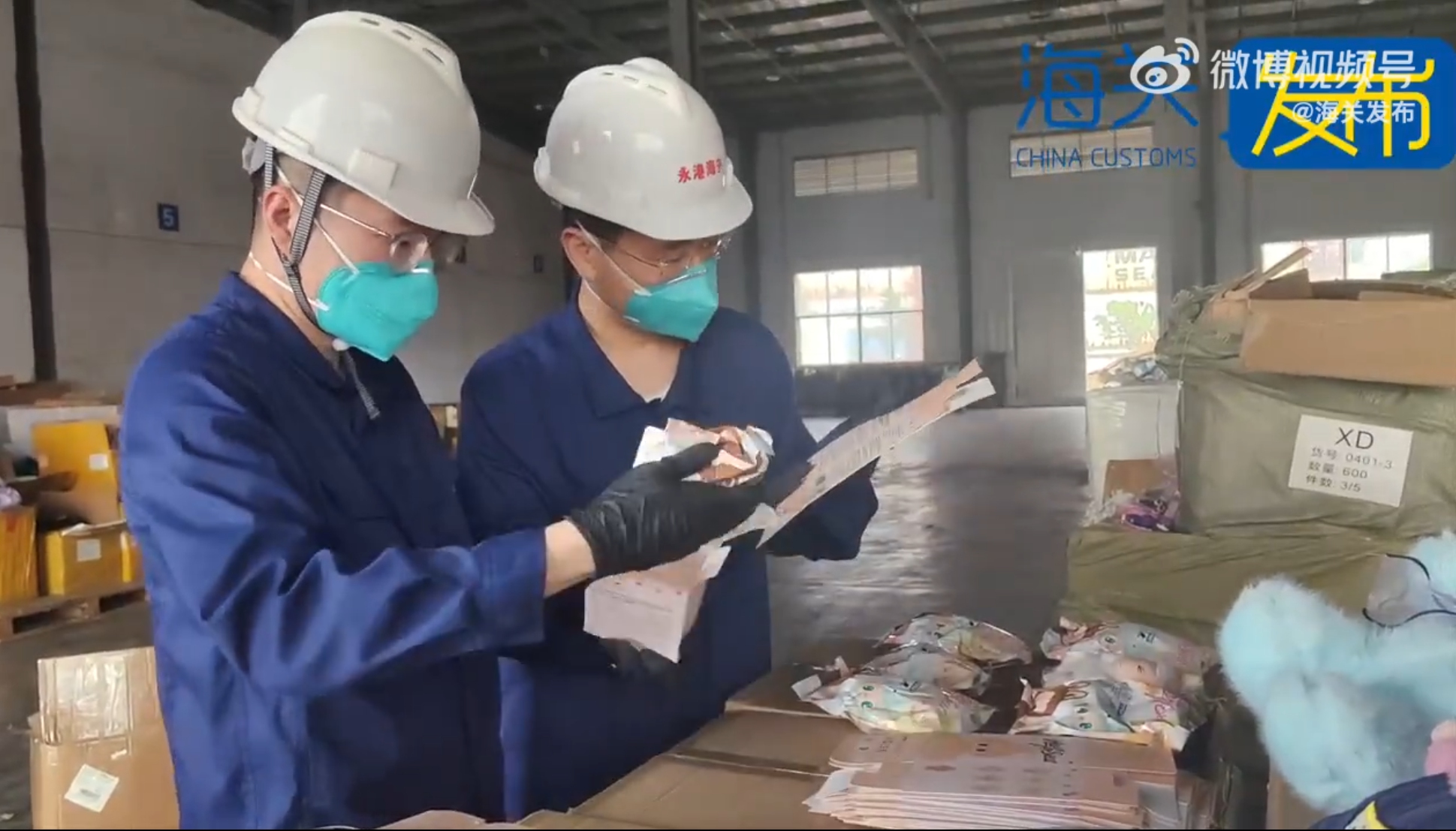 Customs officials in Ningbo, East China's Zhejiang Province, inspect counterfeit toys. File photo: Screenshot from Ningbo Customs' official Weibo account