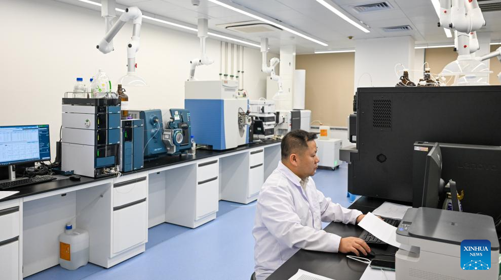 22 اکتوبر 2025 ۔ صوبہ ہائی نان کے ہائیکھو  کسٹمز  ٹیکنالوجی سینٹر کی لیبارٹری میں  عملے کا ایک رکن کام کر رہا ہے۔  ہائی نان فری ٹریڈ پورٹ 18دسمبر 2025  سے  جزیرے بھر میں آزاد کسٹمز آپریشن شروع کرنے کے لیے تیار ہے ۔یہ اقدام   چین کی اعلیٰ معیار کے کھلے پن کے لیے کی جانے والی کوششوں کا مظہر  ہے۔ نیشنل ڈیویلپمنٹ اینڈ ریفارم کمیشن  کے ایک اہلکار ٹسائی پھنگ کا کہنا ہے کہ ،یہ اقدامات نہ صرف جزیرے کی اعلیٰ معیار کی ترقی کو فروغ دیں گےبلکہ قومی اصلاحات اور کھلے پن کے لیے ایک تجرباتی میدان بھی فراہم کریں گے ۔یہ  دنیا کے لیےایک واضح پیغام ہوگا کہ  اعلی سطحی کھلے پن کے لیے چین اپنے عزم پر ثابت قدمی سے قائم ہے  اور اس کے دروازے مزید بھی کھلیں گے۔  (شنہوا/یانگ گوان یو)