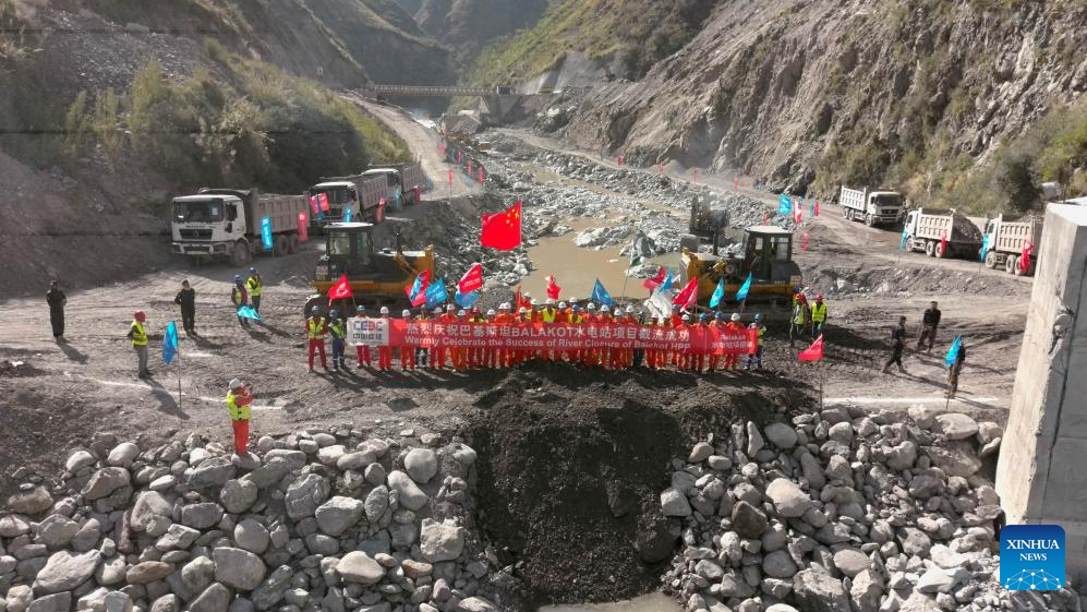 25 اکتوبر 2025. پاکستان کے شمال مغربی صوبے خیبر پختونخوا میں چین کے تعمیر کردہ منصوبے ، بالاکوٹ ہائیڈرو پاور پراجیکٹ میں دریا کے بہاو کی بندش کا مرحلہ مکمل ہونے پر ورکرز خوشی کا اظہار کررہے ہیں ۔