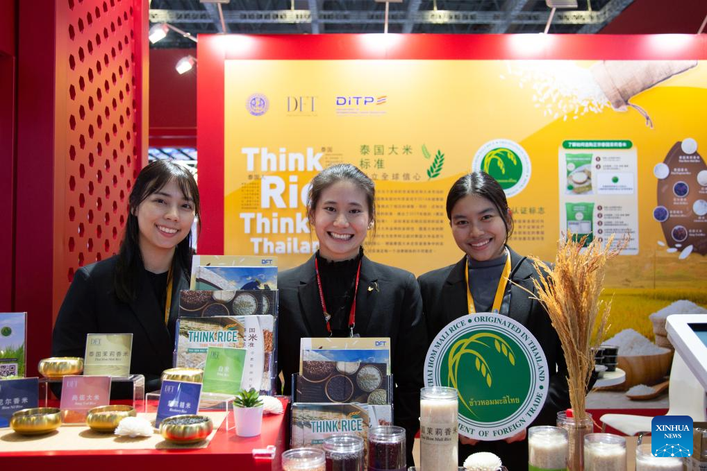 5 نومبر 2025۔ شنگھائی میں آٹھویں چائنا انٹرنیشنل امپورٹ ایکسپو میں تھائی لینڈ پویلین کے عملے کی خواتین تصویر کھنچوا رہی ہیں ۔ 5 نومبر کو شنگھائی میں آٹھویں چائنا انٹرنیشنل امپورٹ ایکسپو کا افتتاح ہو ا، اس سال کی نمائش میں تھائی لینڈ، متحدہ عرب امارات، نائیجیریا، جارجیا، سویڈن اور کولمبیا اعزازی مہمان ممالک کے طور پر شرکت کر رہے ہیں۔ (شنہوا/تیان وے وے) 