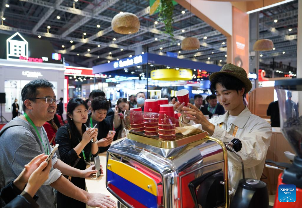 5 نومبر 2025۔ شنگھائی میں آٹھویں چائنا انٹرنیشنل امپورٹ ایکسپو میں شرکا ، نائیجیریا کے پویلین میں نائیجیرین کافی چکھ رہے ہیں۔ 5 نومبر کو شنگھائی میں آٹھویں چائنا انٹرنیشنل امپورٹ ایکسپو کا افتتاح ہو ا، اس سال کی نمائش میں تھائی لینڈ، متحدہ عرب امارات، نائیجیریا، جارجیا، سویڈن اور کولمبیا اعزازی مہمان ممالک کے طور پر شرکت کر رہے ہیں۔ (شنہوا/ فان یو چنگ)