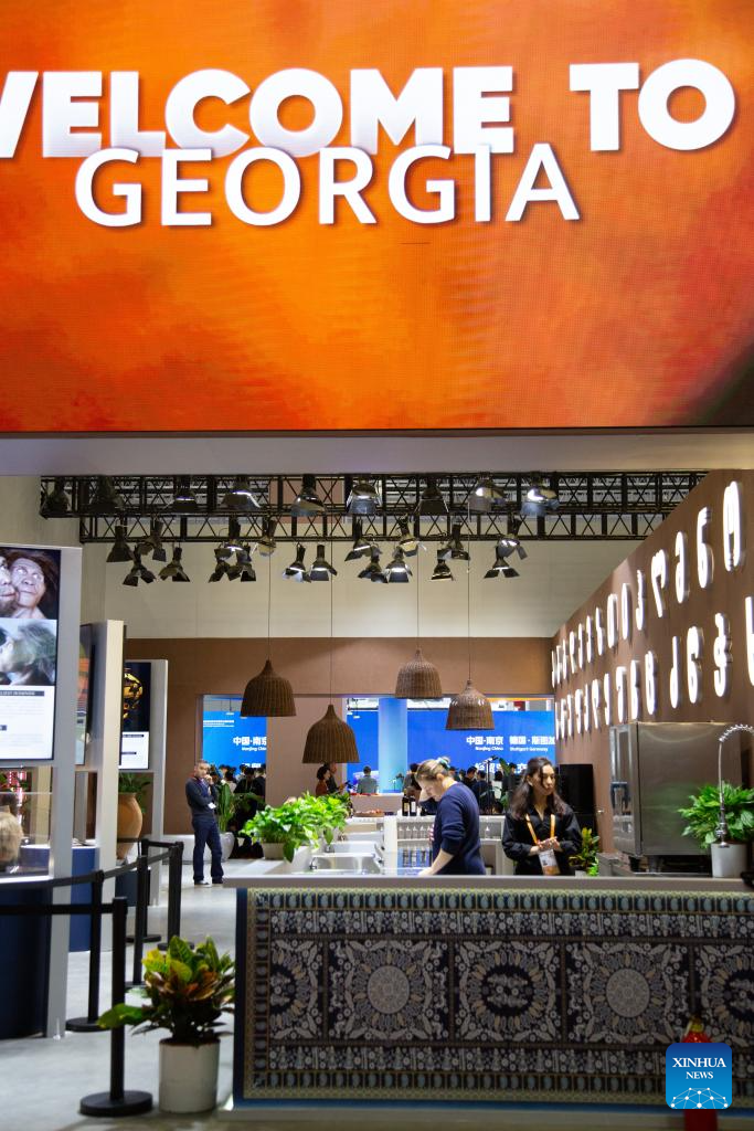 5 نومبر 2025۔ شنگھائی میں آٹھویں چائنا انٹرنیشنل امپورٹ ایکسپو میں جارجیا کا پویلین۔ 5 نومبر کو شنگھائی میں آٹھویں چائنا انٹرنیشنل امپورٹ ایکسپو کا افتتاح ہو ا، اس سال کی نمائش میں تھائی لینڈ، متحدہ عرب امارات، نائیجیریا، جارجیا، سویڈن اور کولمبیا اعزازی مہمان ممالک کے طور پر شرکت کر رہے ہیں۔ (شنہوا/تیان وے وے)