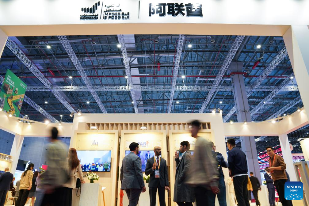 5 نومبر 2025۔ شنگھائی میں آٹھویں چائنا انٹرنیشنل امپورٹ ایکسپو میں متحدہ عرب امارات کا پویلین۔ 5 نومبر کو شنگھائی میں آٹھویں چائنا انٹرنیشنل امپورٹ ایکسپو کا افتتاح ہو ا، اس سال کی نمائش میں تھائی لینڈ، متحدہ عرب امارات، نائیجیریا، جارجیا، سویڈن اور کولمبیا اعزازی مہمان ممالک کے طور پر شرکت کر رہے ہیں۔ (شنہوا/فان یو چنگ)