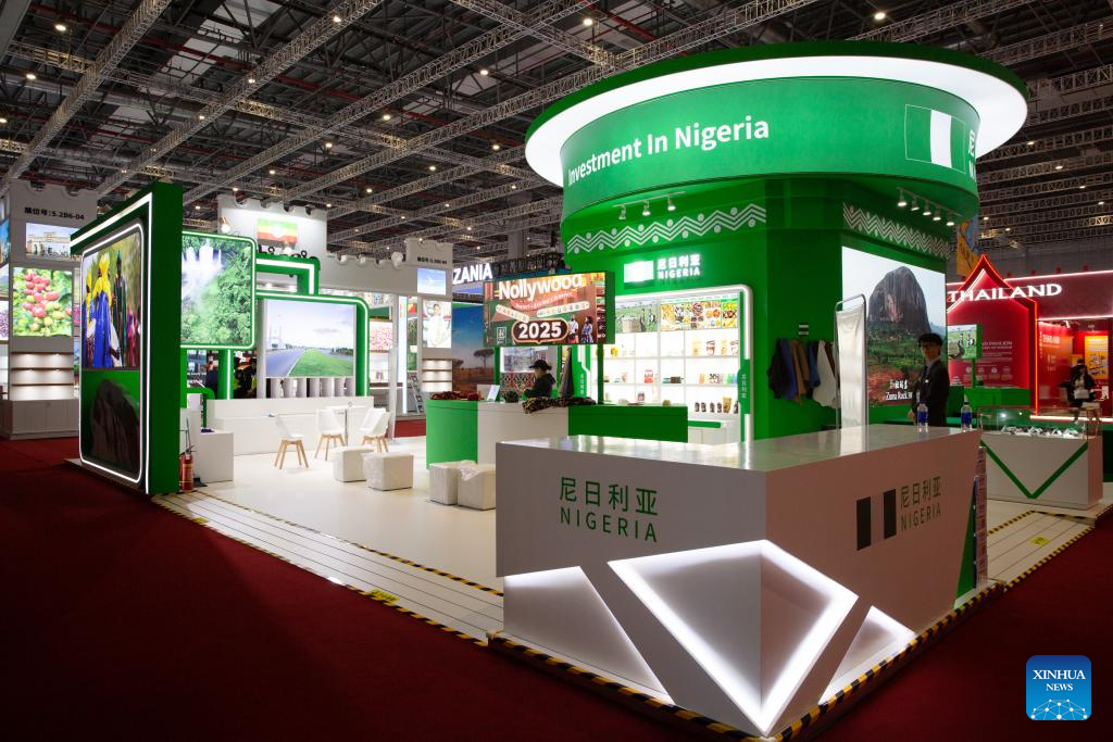 5 نومبر 2025۔ شنگھائی میں آٹھویں چائنا انٹرنیشنل امپورٹ ایکسپو میں نائیجیریا کا پویلین۔ 5 نومبر کو شنگھائی میں آٹھویں چائنا انٹرنیشنل امپورٹ ایکسپو کا افتتاح ہو ا، اس سال کی نمائش میں تھائی لینڈ، متحدہ عرب امارات، نائیجیریا، جارجیا، سویڈن اور کولمبیا اعزازی مہمان ممالک کے طور پر شرکت کر رہے ہیں۔ (شنہوا/تیان وے وے)11