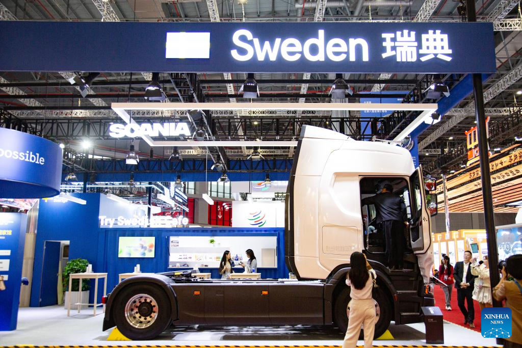 5 نومبر 2025۔ شنگھائی میں آٹھویں چائنا انٹرنیشنل امپورٹ ایکسپو میں سویڈن کا پویلین۔ 5 نومبر کو شنگھائی میں آٹھویں چائنا انٹرنیشنل امپورٹ ایکسپو کا افتتاح ہو ا، اس سال کی نمائش میں تھائی لینڈ، متحدہ عرب امارات، نائیجیریا، جارجیا، سویڈن اور کولمبیا اعزازی مہمان ممالک کے طور پر شرکت کر رہے ہیں۔ (شنہوا/تیان وے وے)