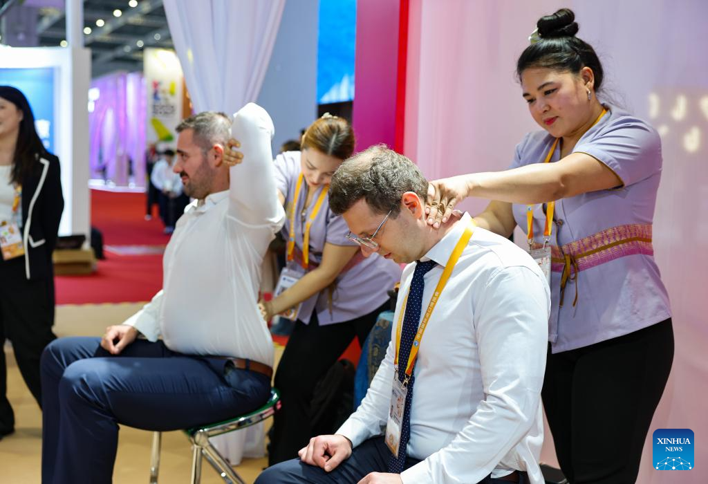 5 نومبر 2025۔ شنگھائی میں آٹھویں چائنا انٹرنیشنل امپورٹ ایکسپو میں شرکا تھائی لینڈ کے پویلین میں تھائی مساج تیکنیک کا تجربہ کر رہے ہیں۔ 5 نومبر کو شنگھائی میں آٹھویں چائنا انٹرنیشنل امپورٹ ایکسپو کا افتتاح ہو ا، اس سال کی نمائش میں تھائی لینڈ، متحدہ عرب امارات، نائیجیریا، جارجیا، سویڈن اور کولمبیا اعزازی مہمان ممالک کے طور پر شرکت کر رہے ہیں۔ (شنہوا/وانگ زہ ٹسونگ) 