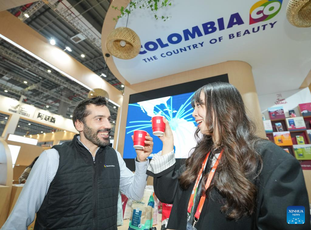5 نومبر 2025۔ شنگھائی میں آٹھویں چائنا انٹرنیشنل امپورٹ ایکسپو میں کولمبیا کے پویلین میں ایک نمائش کنندہ اور صحافی خاتون کافی پی رہے ہیں۔ 5 نومبر کو شنگھائی میں آٹھویں چائنا انٹرنیشنل امپورٹ ایکسپو کا افتتاح ہو ا، اس سال کی نمائش میں تھائی لینڈ، متحدہ عرب امارات، نائیجیریا، جارجیا، سویڈن اور کولمبیا اعزازی مہمان ممالک کے طور پر شرکت کر رہے ہیں۔ (شنہوا/رین پھینگ فے) 