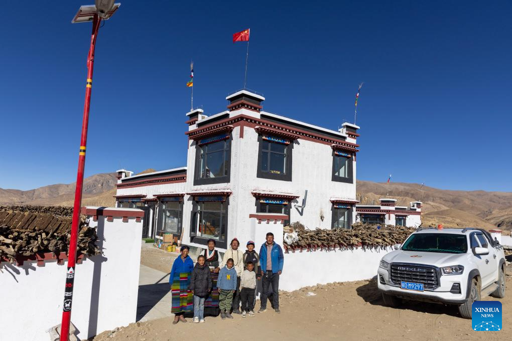 12 نومبر 2025۔جنوب مغربی چین کے خوداختیار علاقے شی زانگ کے شہر شی گازے کی کاونٹی ڈنگ ری کے گاؤں رِی موچِھنگ میں ایک گھرانا اپنے نئے گھر کے سامنے تصویر کھنچوا رہاہے ۔ (شنہوا/جیانگ فان)