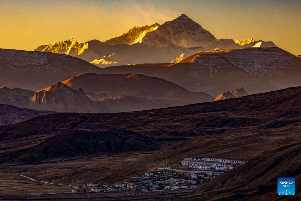 13 نومبر 2025، جنوب مغربی چین کے خوداختیار علاقے شی زانگ کے شہر شی گازے کے گاؤں چھاگ ناگ میں مقامی مکینوں کے حوالے کیے گئے ازسرِنو تعمیر شدہ اور مرمت شدہ گھروں کا فضائی ۔ (شنہوا/جیانگ فان)