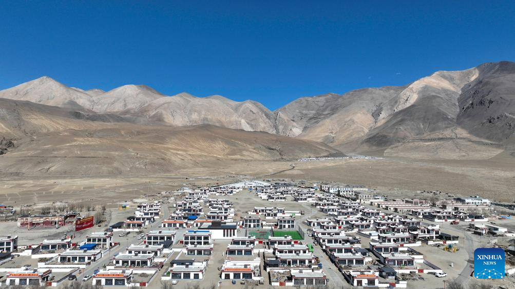 19 نومبر 2025، جنوب مغربی چین کے خوداختیار علاقے شی زانگ کے شہر شی گازے کی کاونٹی ڈنگ ری کے گاؤں ٹسو آ نگ کا فضائی منظر (شنہوا/ڈنگ ہونگ فا)